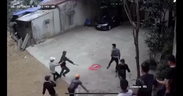 Phụ xe khách tố bị nhóm thanh niên cầm tuýp sắt chặn đánh gục giữa đường