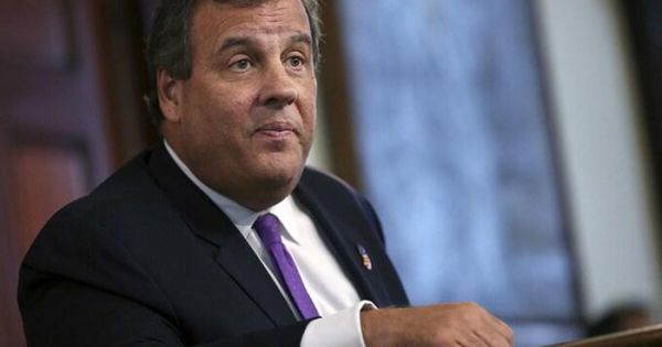 Cựu Thống đốc bang New Jersey dương tính với SARS-CoV-2