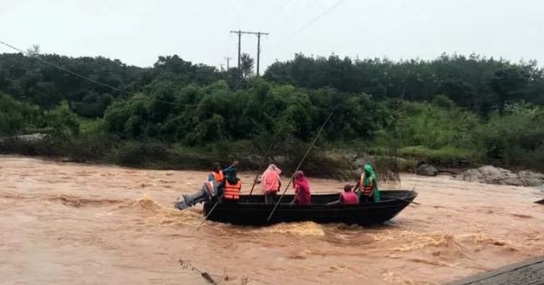 Đón con đi học về, 2 cha con bị lũ cuốn mất tích tại Gia Lai