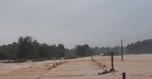 Mưa lớn kéo dài gây ngập cục bộ, hơn 23.000 học sinh phải nghỉ học