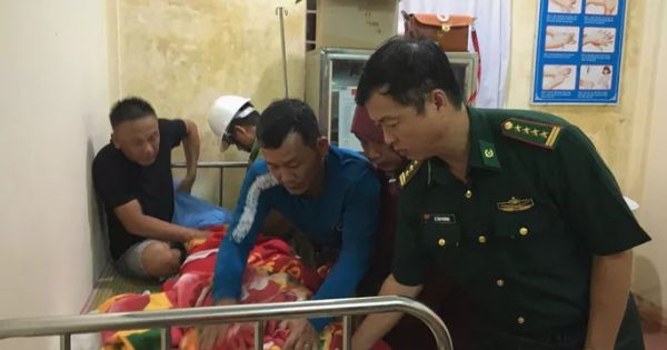 Quảng Trị đề nghị dùng trực thăng cứu 12 người gặp nạn trên biển