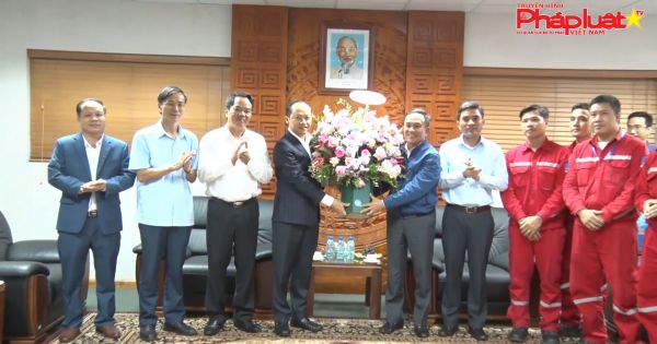 Lãnh đạo tỉnh Hà Tĩnh chúc mừng các doanh nghiệp trên địa bàn thị xã Kỳ Anh