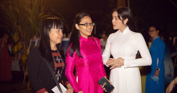 Lý Nhã Kỳ nền nã thanh lịch dự khai mạc Lễ hội áo dài