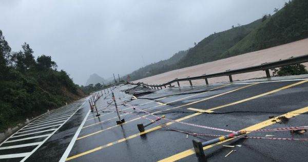 Quốc lộ 9 sạt lở nghiêm trọng, phương tiện giao thông tắc nghẽn tại Quảng Trị