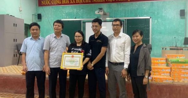 Chủ tịch tỉnh Quảng Trị Võ Văn Hưng trao quà cứu trợ cho người dân vùng bị lũ, ngập nặng