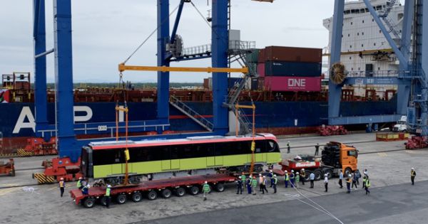 Đoàn tàu tuyến Nhổn - Ga Hà Nội cập cảng Hải Phòng