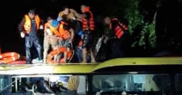 Xuyên đêm giải cứu 20 người trên xe khách bị lũ cuốn trôi ở Quảng Bình