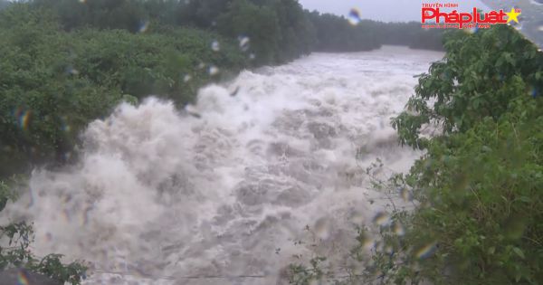 Lãnh đạo tỉnh Hà Tĩnh thăm hỏi, tặng quà đồng bào vùng lũ huyện Cẩm Xuyên