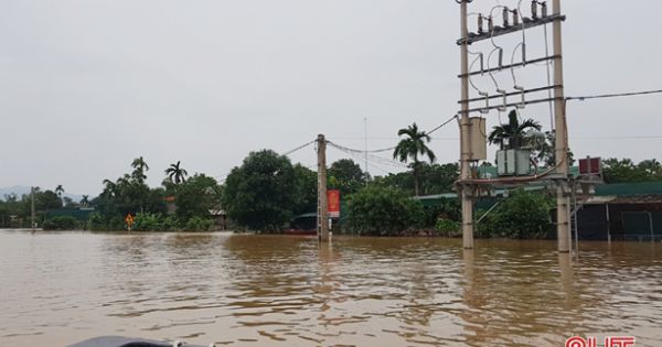 70% khách hàng ở “tâm lũ” Hà Tĩnh được cấp điện trở lại