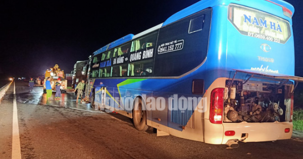 Xe khách tông vào đuôi xe tải, 15 người thương vong tại Huế