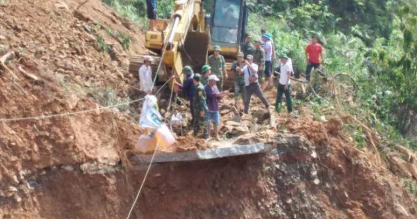 Quảng Trị giăng dây cáp qua miệng vực đưa hàng cứu trợ cho dân bản bị cô lập