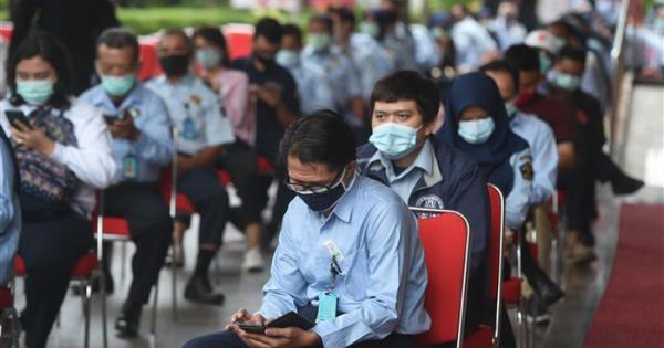 Indonesia gia hạn giãn cách xã hội, Philippines thêm 2.223 ca mắc COVID-19 mới