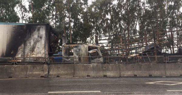 Nghệ An: Tông trực diện trên quốc lộ 1A, 2 ô tô bốc cháy ngùn ngụt