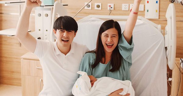 Đông Nhi - Ông Cao Thắng bên con mới sinh