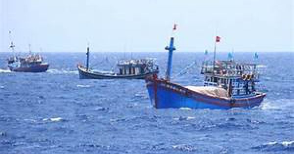 Huy động 2 tàu kiểm ngư để tìm kiếm cứu nạn 3 phương tiện bị chìm và mất liên lạc