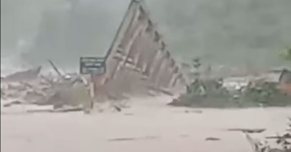 Mưa lớn một cây cầu bị cuốn trôi khiến hơn 1.400 hộ dân bị cô lập ở Kon Tum