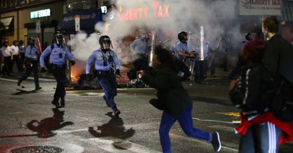 Mỹ: Biểu tình bùng phát bạo lực vì vấn đề sắc tộc
