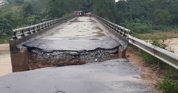 Nước lũ chạm mái nhà ở Nghệ An