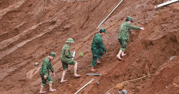 Dùng ròng rọc đưa 167 công nhân thủy điện Đăk Mi 2 bị cô lập ra ngoài