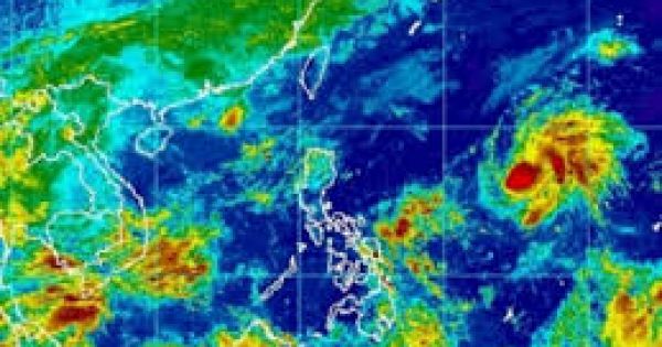 Bão số 10 tăng cấp trở lại khi tiến vào miền Trung