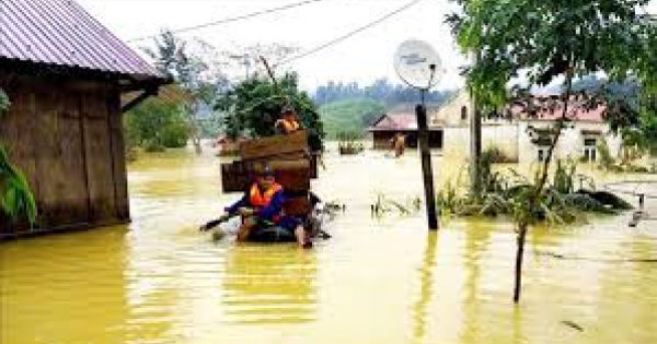 Hỗ trợ nhu yếu phẩm cho hơn 4.300 hộ gia đình ở miền Trung bị bão lũ