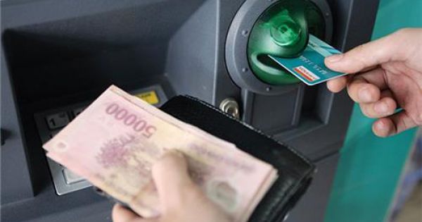 Từ năm 2021 nhận lương qua tài khoản, người lao động không phải trả phí