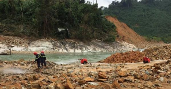 Ngăn dòng tìm người mất tích ở Rào Trăng 3 sau khi bão số 10 đi qua