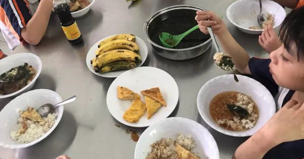 Phụ huynh TP.HCM vây trường trong đêm vì suất ăn của trẻ