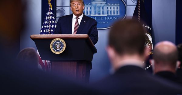 Ông Trump cáo buộc có gian lận trong bầu cử trong cuộc họp báo chớp nhoáng