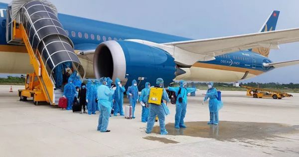 Chuyến bay đưa hơn 320 người Việt từ Đức và Hà Lan về nước đã hạ cánh an toàn xuống sân bay Cần Thơ