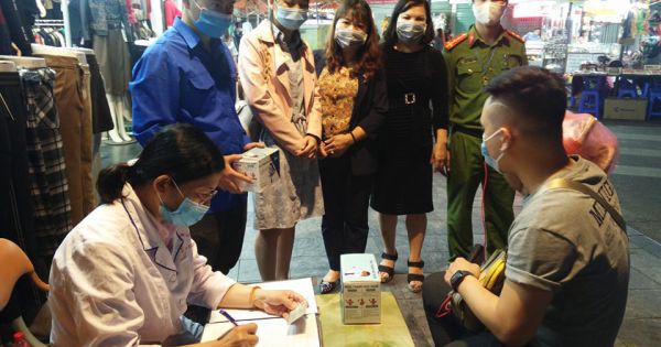 Người không đeo khẩu trang không được vào phố đi bộ tại Hà Nội