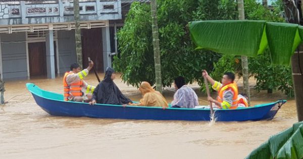 Đại sứ quán Việt Nam tại Argentina quyên góp ủng hộ đồng bào miền Trung