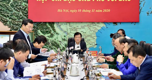 Phó Thủ tướng Trịnh Đình Dũng họp khẩn ứng phó hai cơn bão