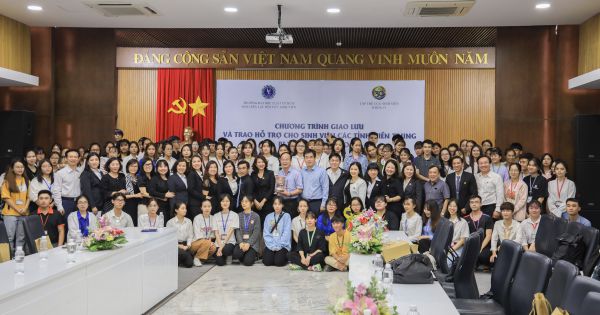 Cựu sinh viên Trường ĐH Luật TP.HCM trao hơn 400 triệu đồng hỗ trợ sinh viên bị thiệt hại do bão lũ