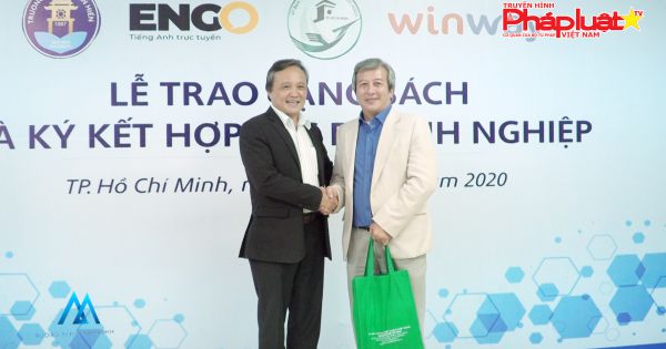 Kiều bào Võ Tá Hân tặng sách trị giá hơn 2,9 tỷ đồng cho sinh viên