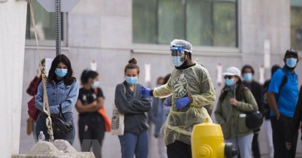 Thống đốc bang Nevada mắc COVID-19, Canada tăng cường chống dịch