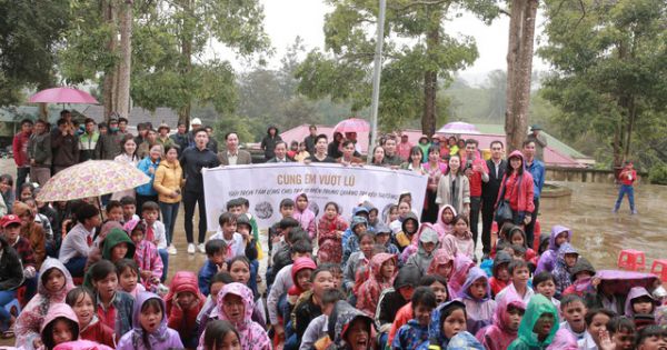 Quốc Cơ - Quốc Nghiệp diễn xiếc ở vùng lũ