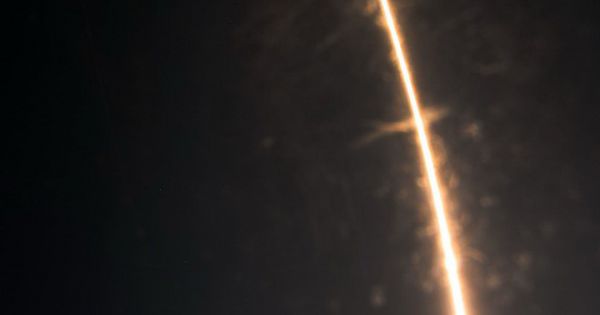 Tàu SpaceX đưa 4 phi hành gia lên quỹ đạo trong sứ mệnh bước ngoặt của NASA