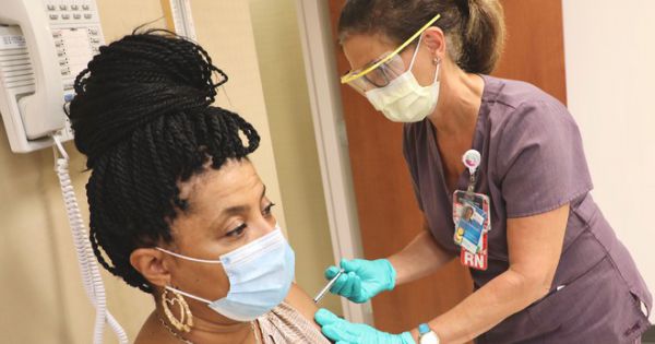 Mỹ bắt đầu tiêm chủng vắc xin ngừa Covid-19 của Pfizer tại 4 tiểu bang