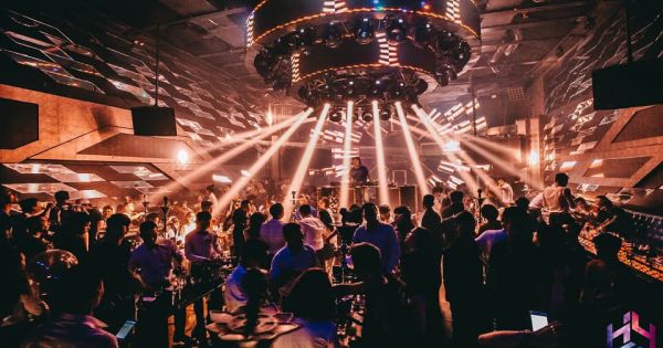 Đột kích quán bar Hey Club trên phố Cửa Nam phát hiện 30 “nam thanh nữ tú” dương tính với ma túy