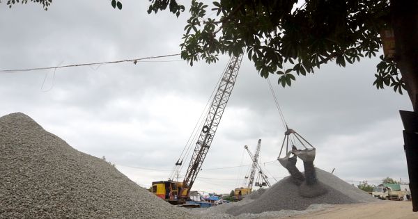 Tiền Giang: Người dân “chìm” trong đất bụi từ những bãi tập kết vật liệu xây dựng.