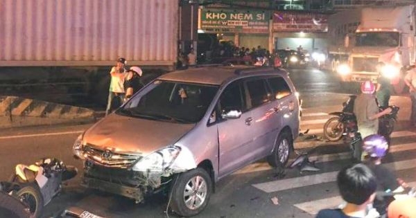 Ô tô tông 10 xe máy, nhiều người bị thương ở TP.HCM