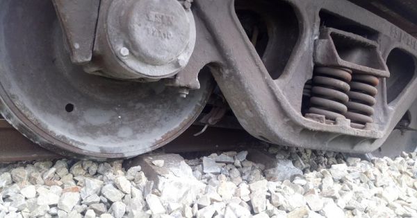 Tàu hàng trật bánh ở Hà Nam, đường sắt Bắc-Nam ách tắc nhiều giờ