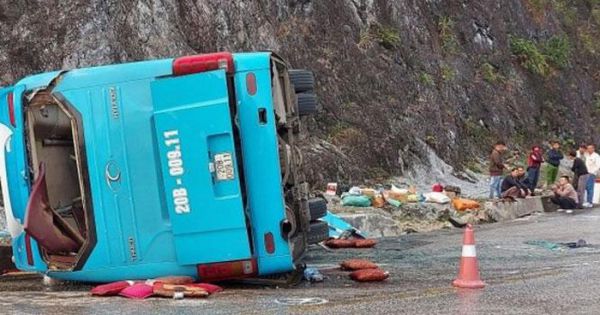 Lật xe khách giường nằm làm 2 người tử vong, 10 người bị thương