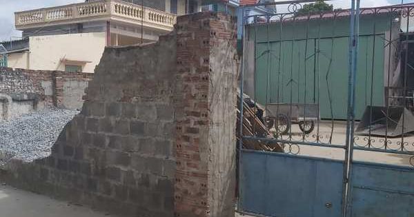 Bé gái lớp 6 bị tường đổ đè lên người dẫn đến tử vong