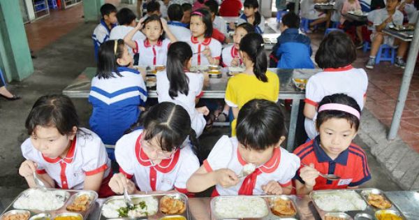 Lập đoàn kiểm tra trường thực nghiệm vì bữa ăn có giòi