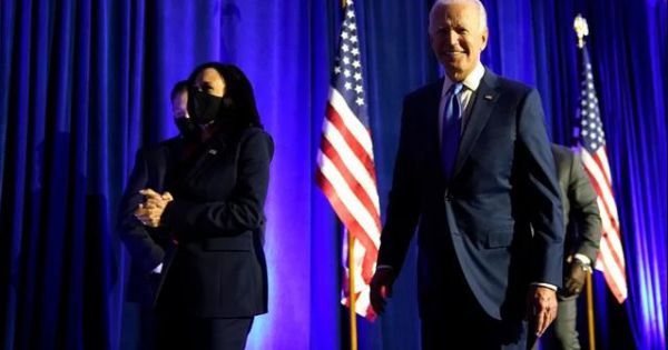 Ông Joe Biden nhận báo cáo COVID-19 từ chính phủ Mỹ