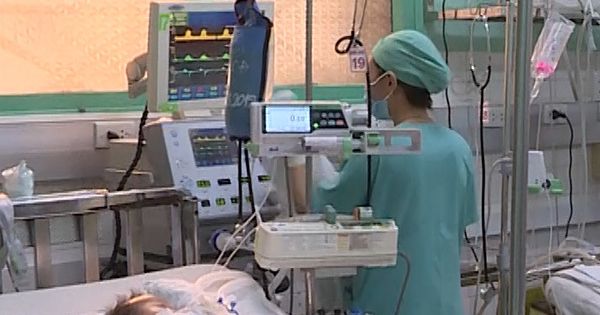 Bé gái bị mẹ bạo hành xuất huyết não hiện đang thở máy, tiên lượng nặng