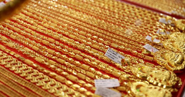 Giá vàng giảm mạnh, người dân vẫn không dám mua