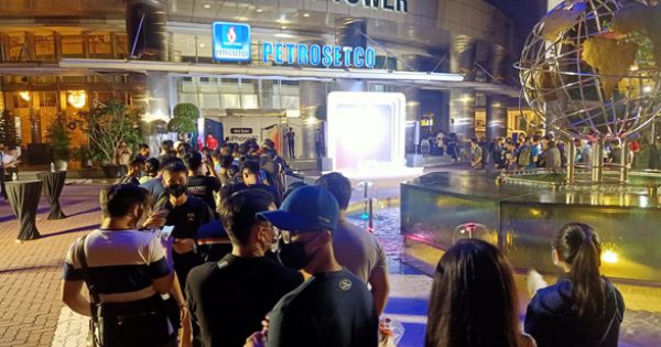 Nửa đêm, hàng trăm khách hàng trẻ đi mua iPhone 12